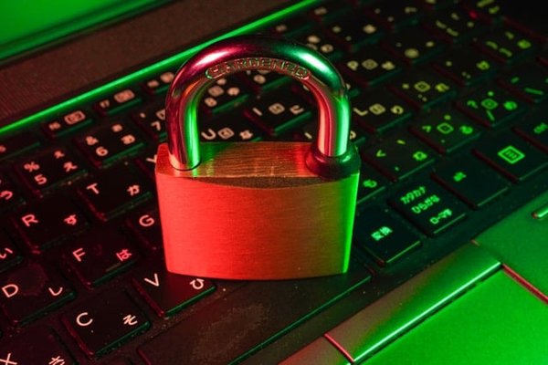 Protégez votre vie numérique : les essentiels de la sécurité en ligne